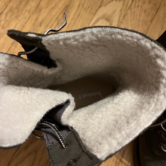 Unique Timberland boots. Size 8.5. Gray with distressed gold toe. Sueded sides - Picture 9 of 12